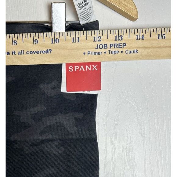 NWT SPANX Look At Me Now Black Camo Ecocare Seamless Leggings Size Large 10/12 - Picture 4 of 7